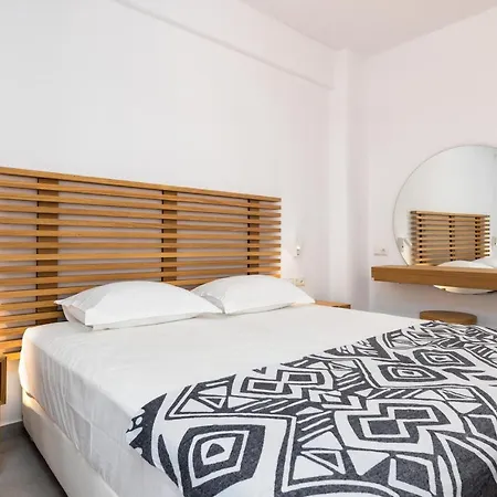 Golden Chrisi Akti (Paros)